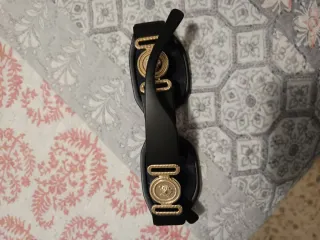 Gafas de sol negras y doradas