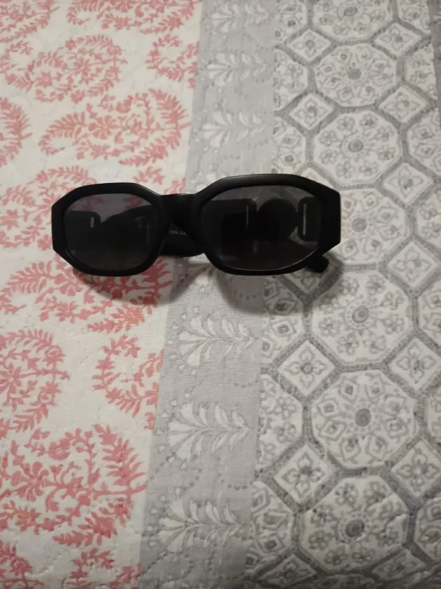 Gafas de sol negras y doradas