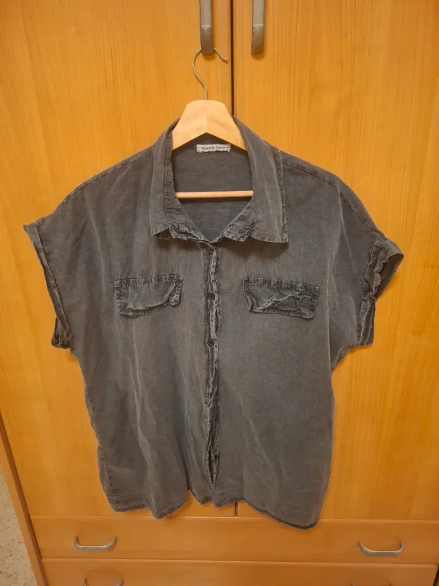 Camisa gris de manga corta