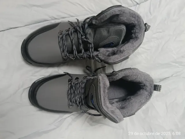 Botas de nieve grises y negras