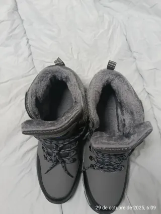 Botas de nieve grises y negras