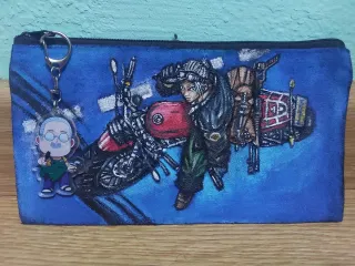 Estuche Sakamoto Days pintado a mano