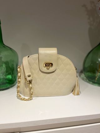 Bolso beige acolchado con detalle dorado