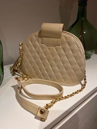Bolso beige acolchado con detalle dorado