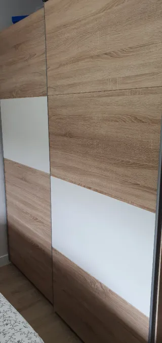 Armadio in legno con ante scorrevoli