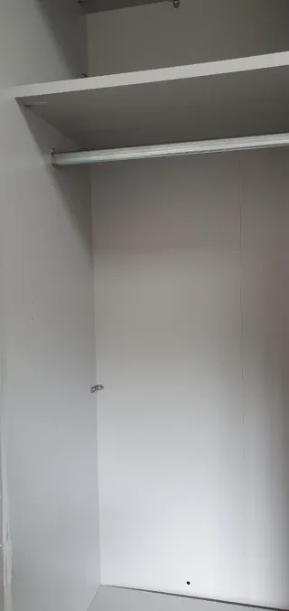 Armadio in legno con ante scorrevoli