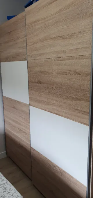 Armadio in legno con ante scorrevoli