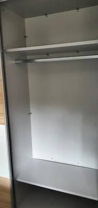 Armadio in legno con ante scorrevoli