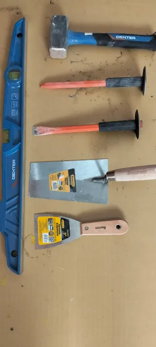 Herramientas de obra variadas.