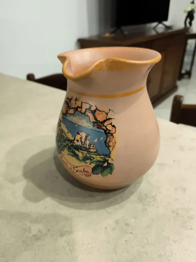 Brocca in terracotta decorata