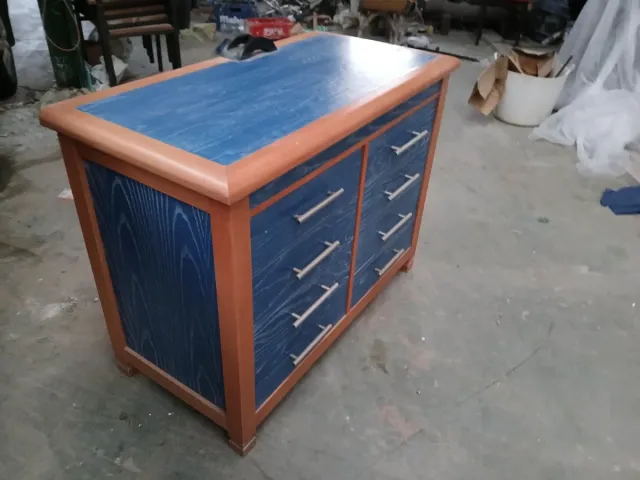Cómoda de madera azul y marrón