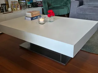 Tavolo moderno bianco e metallo