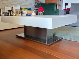 Tavolo moderno bianco e metallo