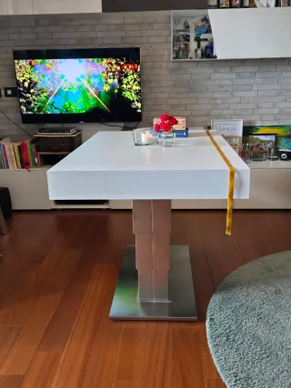 Tavolo moderno bianco e metallo