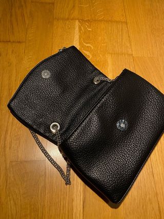 Bolso negro con cadena y tachuelas