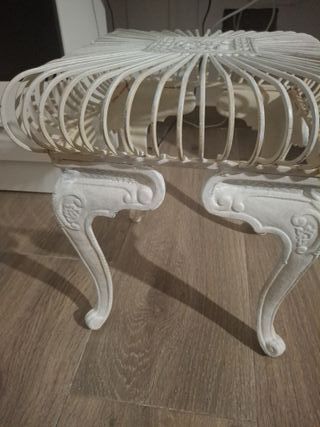 Sgabello o poggiapiedi bianco