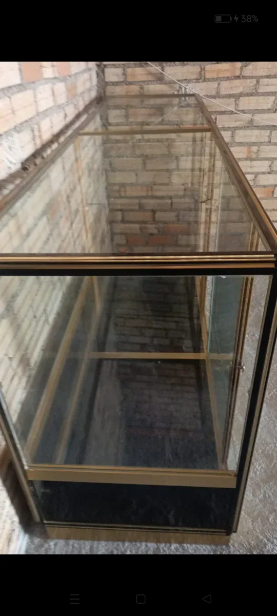 Vitrina aluminio dorado y cristal