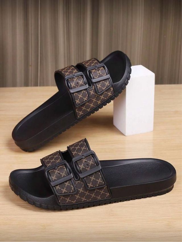 Chanclas con logo marrón y negro