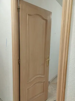 Puerta madera maciza color madera claro 