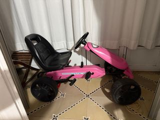 Coche de pedales rosa