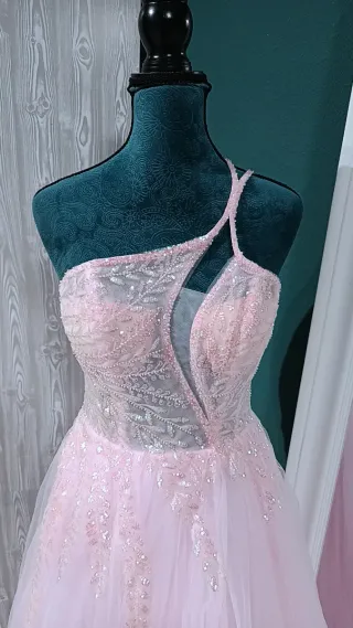 Vestido de fiesta rosa con pedrería