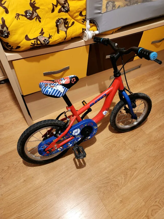 Bicicletta rossa per bambini con ruote