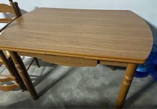 Mesa de comedor de madera