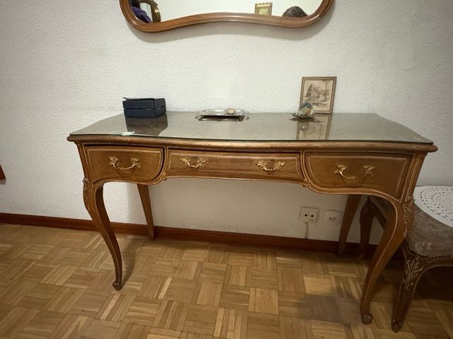 Tavolo laterale in legno in stile antico con cassetti.