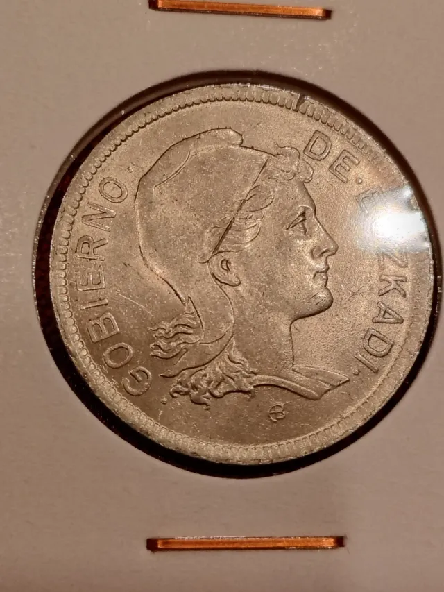 Monedas 1 y 2 Pesetas 1937 II República