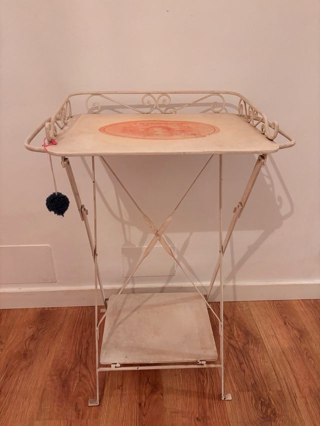 Mesa auxiliar metálica blanca