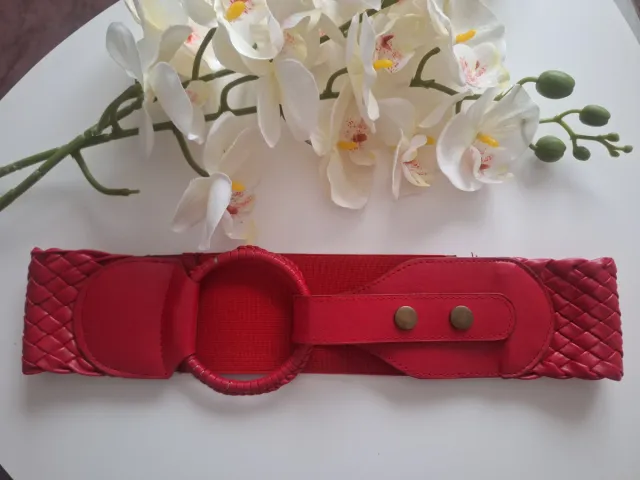 Cinturón elástico rojo con hebilla redonda