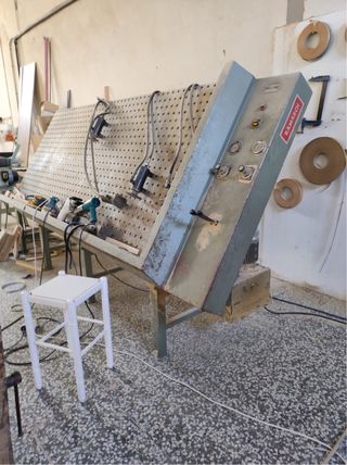 Mesa de carpintería con prensa