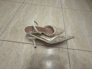 Zapatos de tacón Zara beige encaje