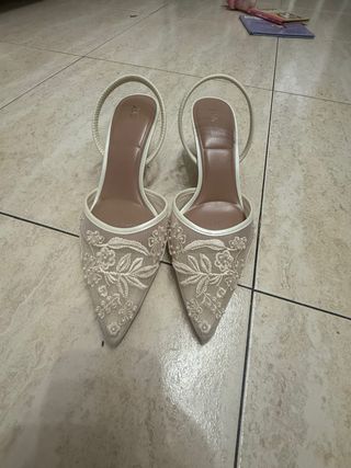 Zapatos de tacón Zara beige encaje