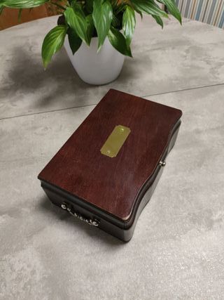 Joyero de madera con placa dorada