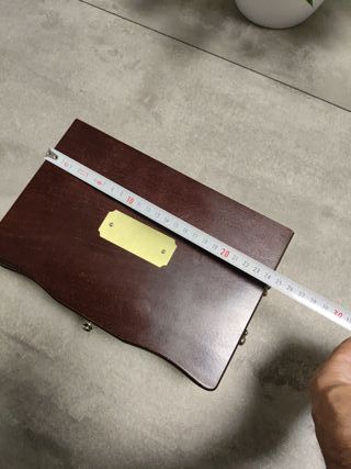 Joyero de madera con placa dorada