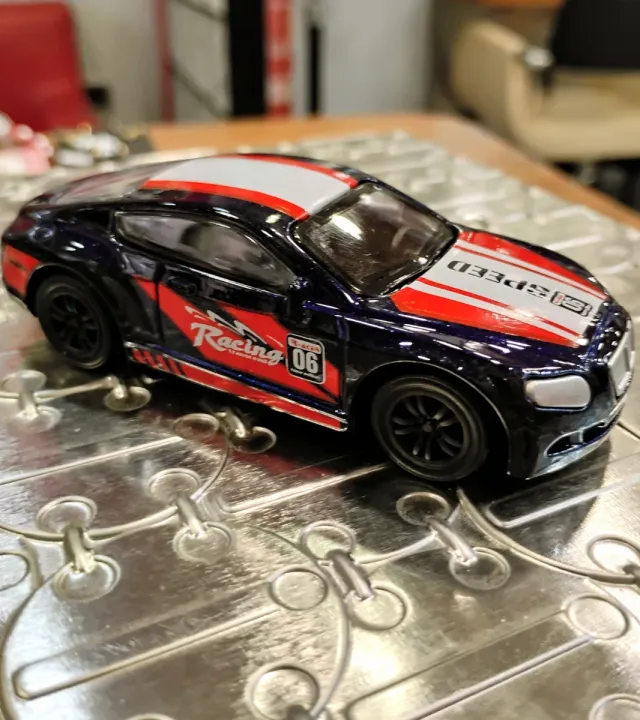 Coche miniatura azul con rayas