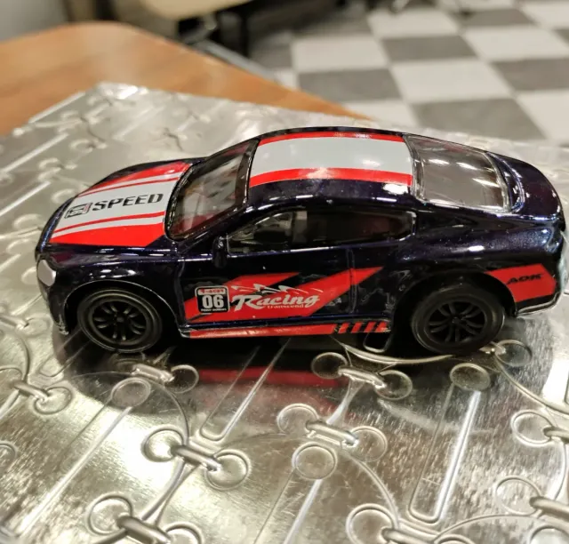 Coche miniatura azul con rayas