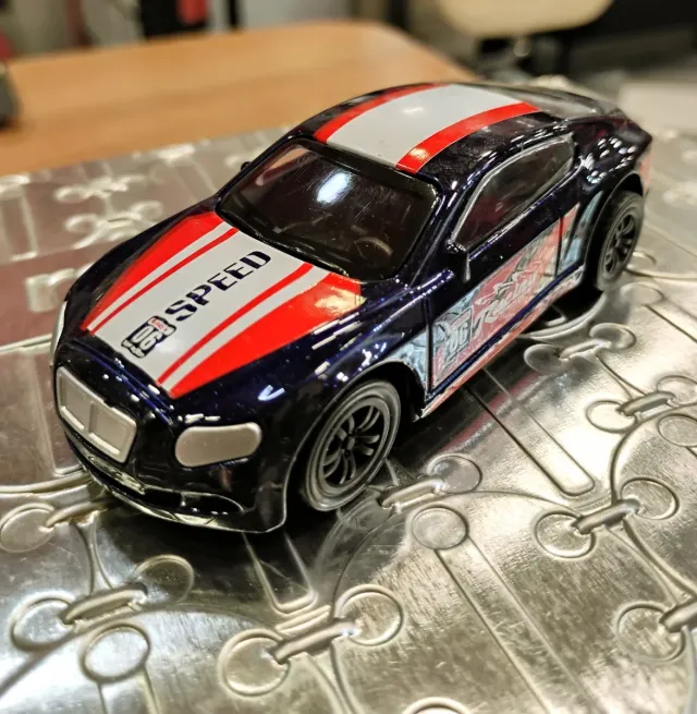 Coche miniatura azul con rayas
