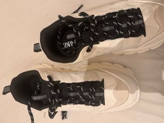 Zapatillas deportivas blancas y negras