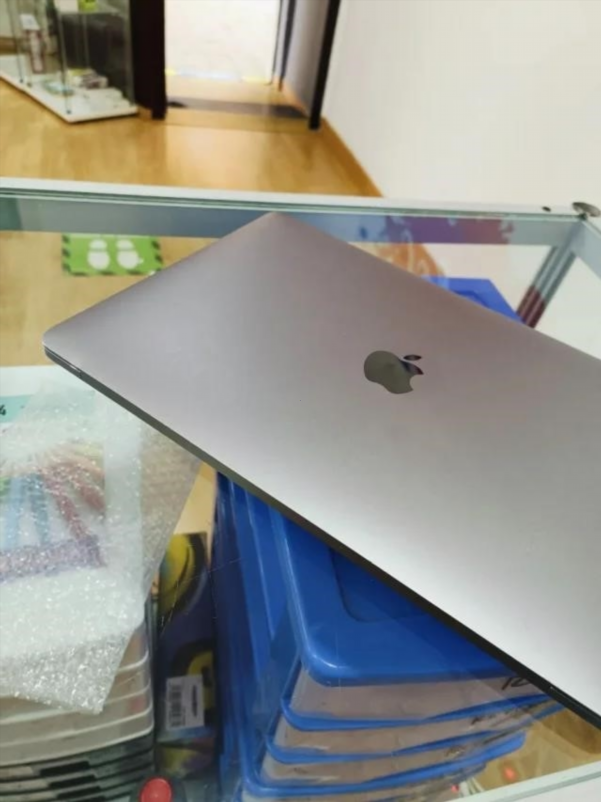 MacBook Pro 512GB M1 2020 Plata