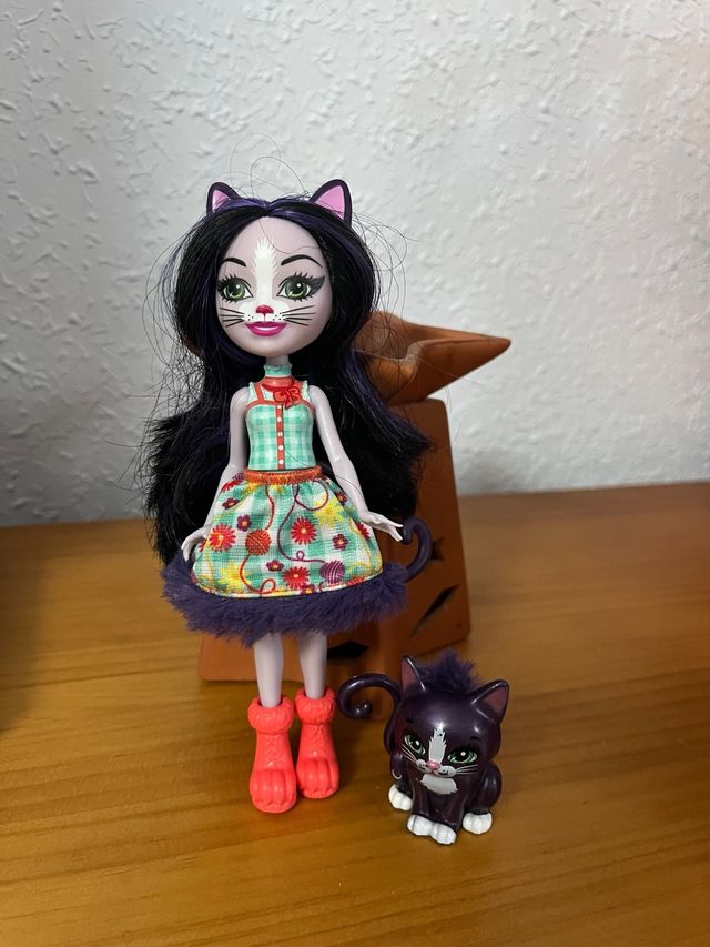 Muñeca Enchantimals Gata, muñeco y gallina, muñeca