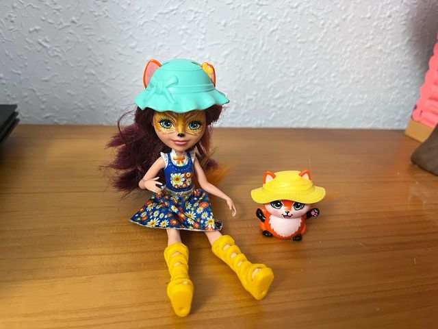 Muñeca Enchantimals Gata, muñeco y gallina, muñeca