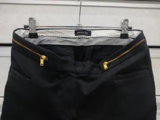 Pantalón negro con cremalleras doradas
