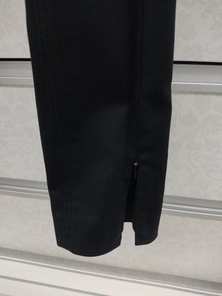 Pantalón negro con cremalleras doradas