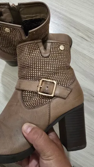 Botines Xti Beige con Tachuelas