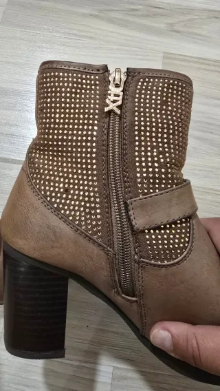 Botines Xti Beige con Tachuelas