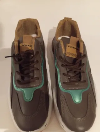 Zapatillas deportivas marrones y verdes