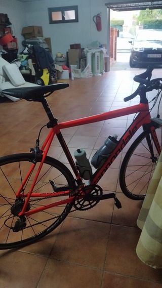 Bicicleta de carretera Cannondale roja
