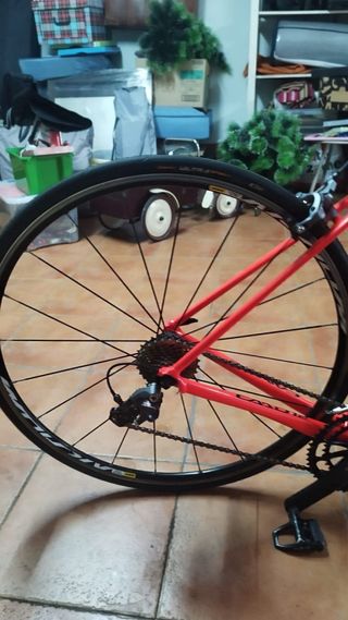 Bicicleta de carretera Cannondale roja